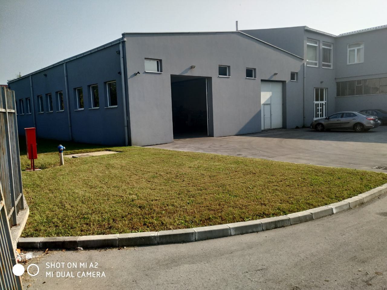 Moderna poslovna zgrada sa dva skladista