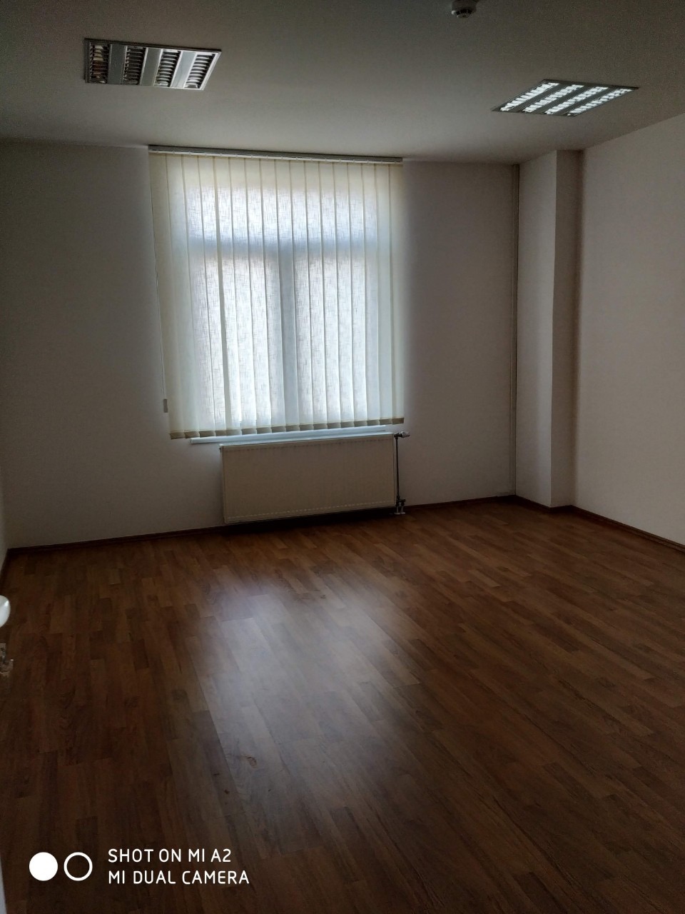 Moderna poslovna zgrada sa dva skladista