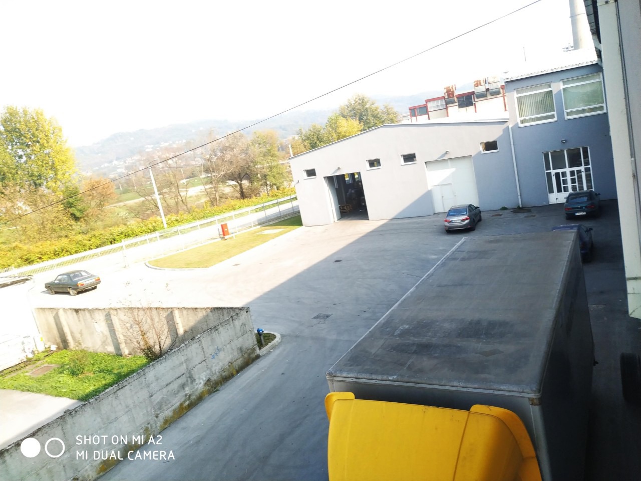 Moderna poslovna zgrada sa dva skladista