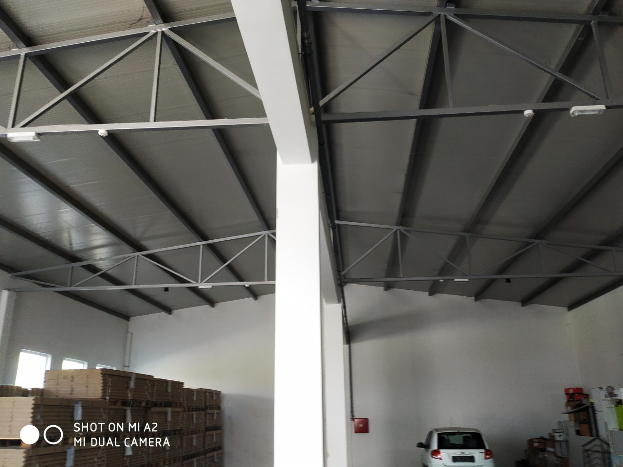 Moderna poslovna zgrada sa dva skladista