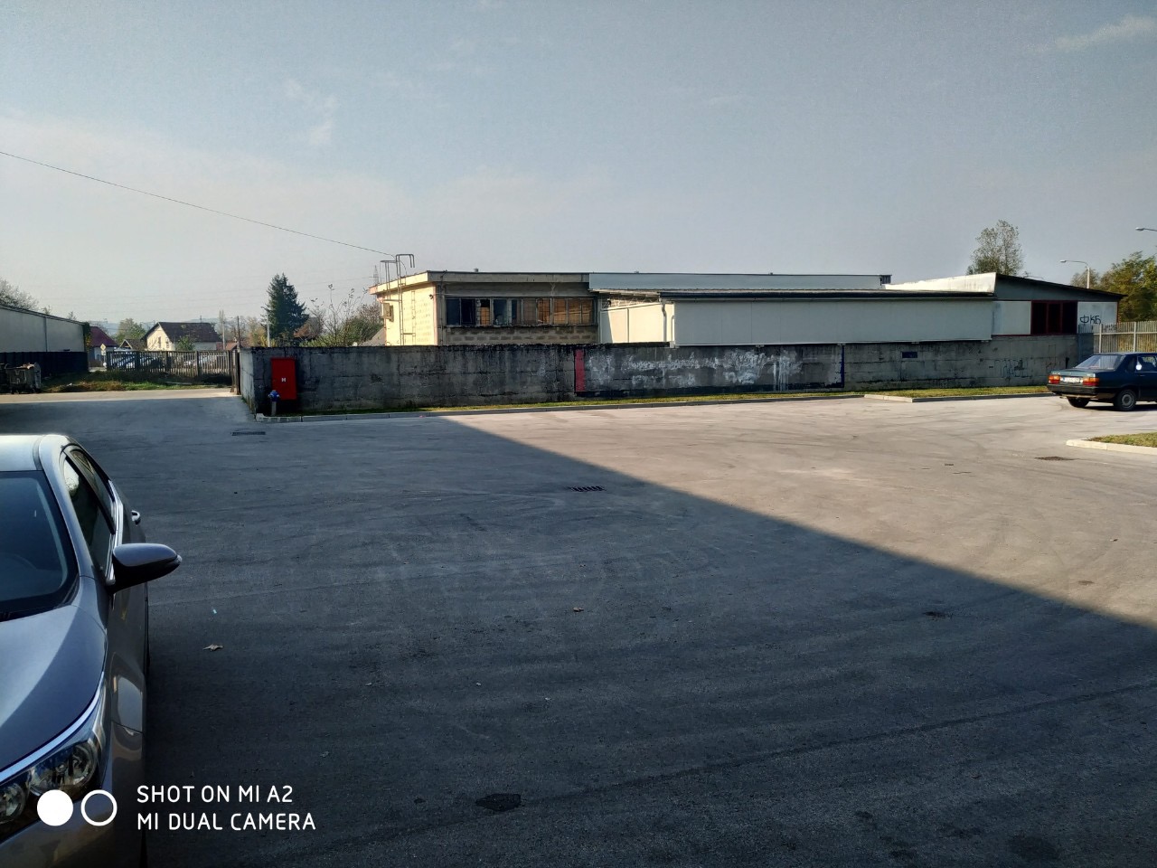 Moderna poslovna zgrada sa dva skladista