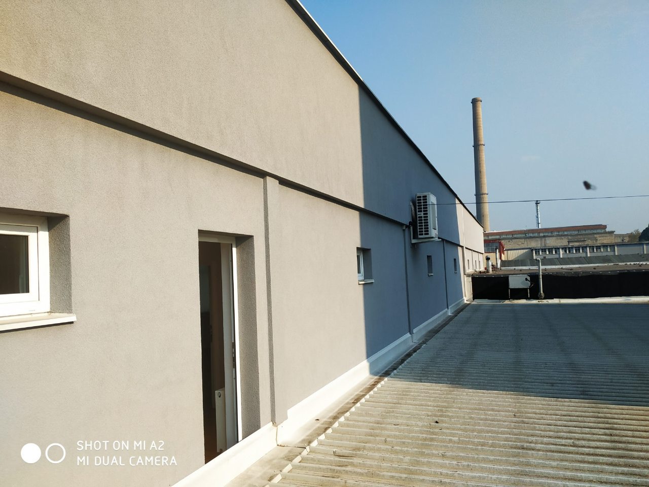 Moderna poslovna zgrada sa dva skladista