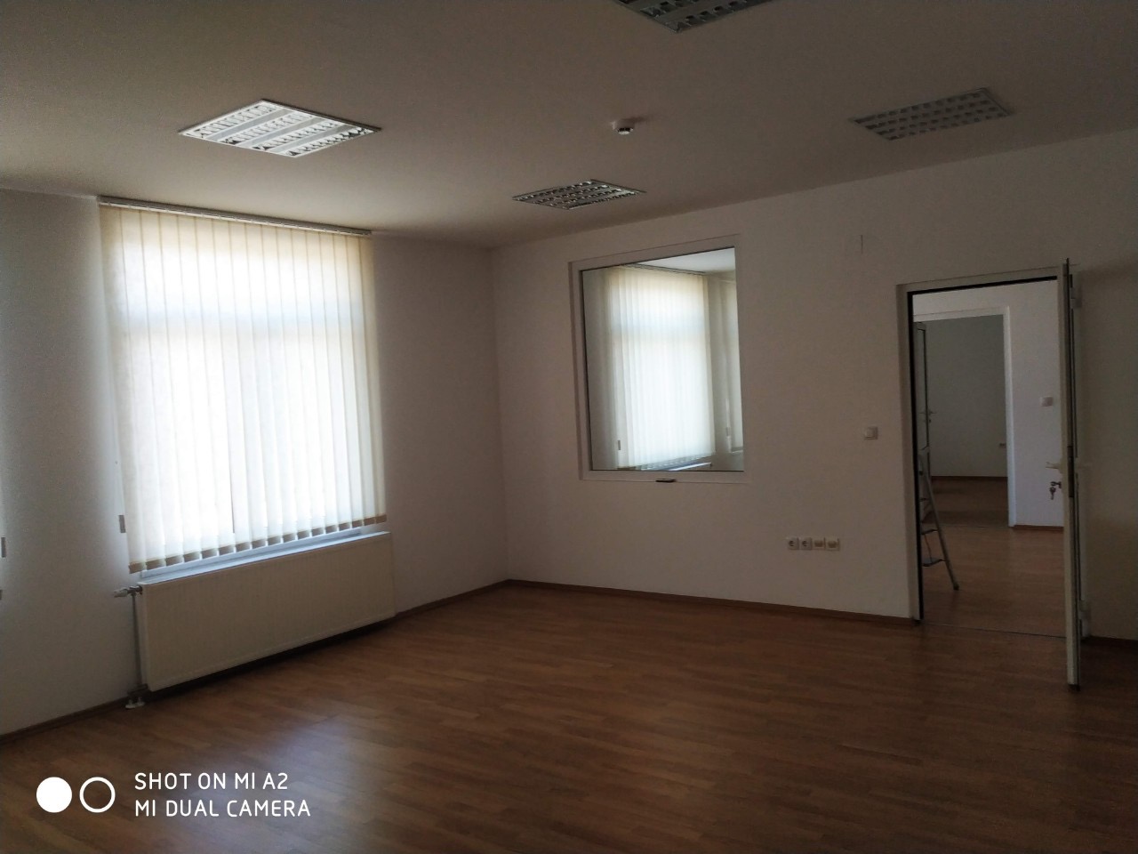 Moderna poslovna zgrada sa dva skladista