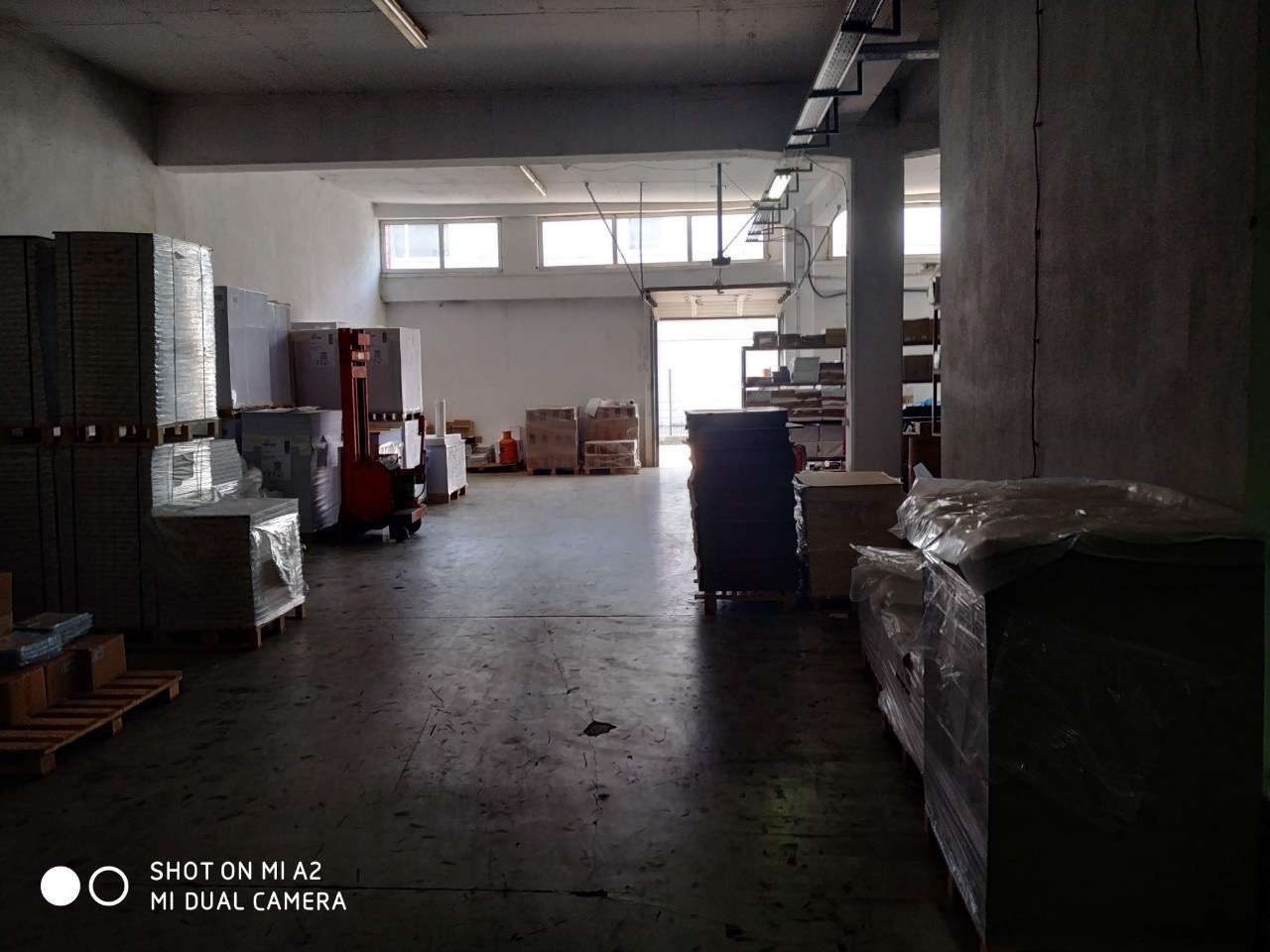 Moderna poslovna zgrada sa dva skladista