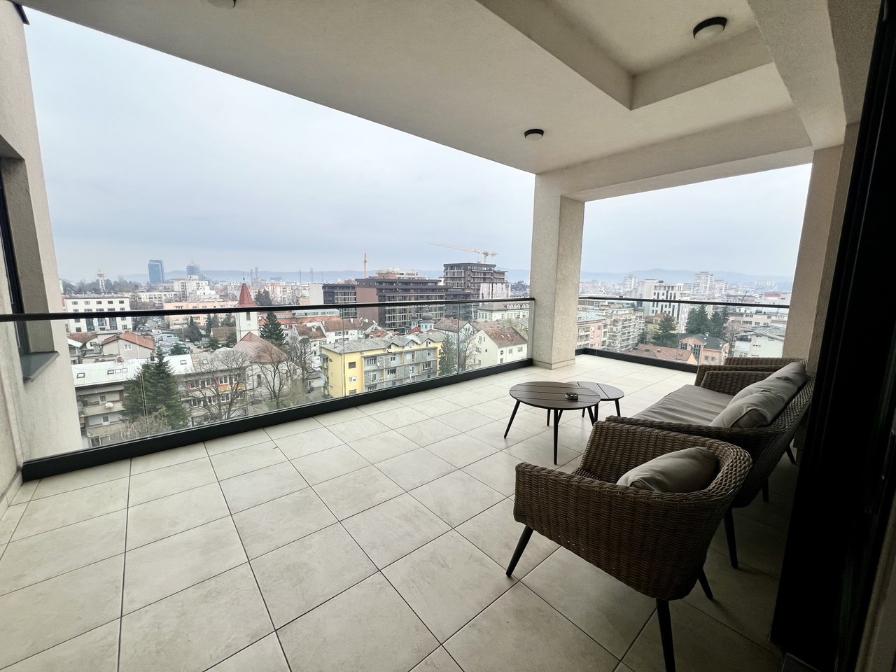 Luksuzan stan za izdavanje centar Banja Luka – 149 m², 2 parking mjesta