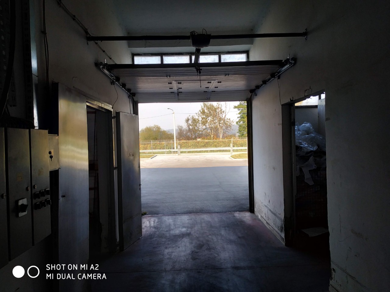 Moderna poslovna zgrada sa dva skladista