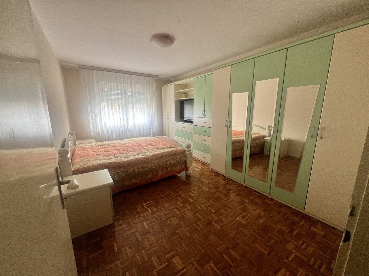 Luksuzna kuća na prodaju s pogledom na Vrbas, 260 m²