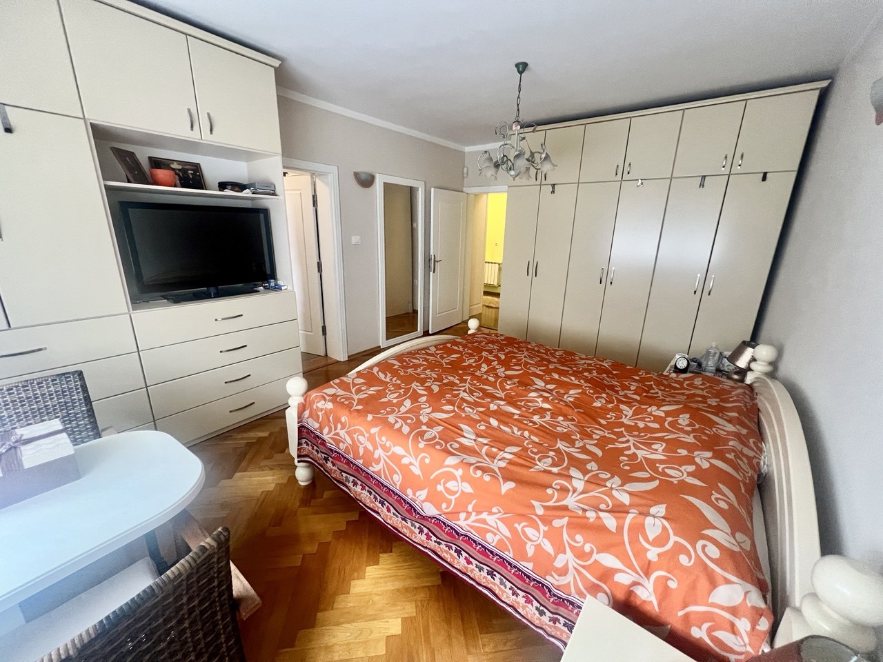 Luksuzna kuća na prodaju s pogledom na Vrbas, 260 m²