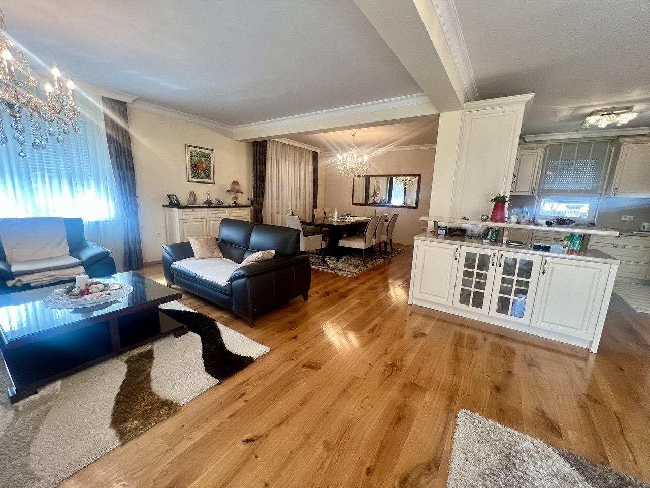 Luksuzna kuća na prodaju s pogledom na Vrbas, 260 m²