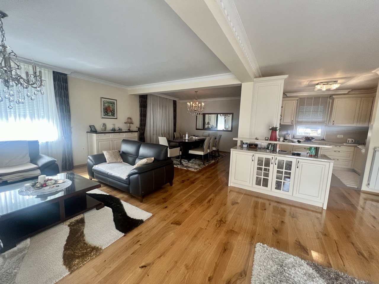 Luksuzna kuća na prodaju s pogledom na Vrbas, 260 m²