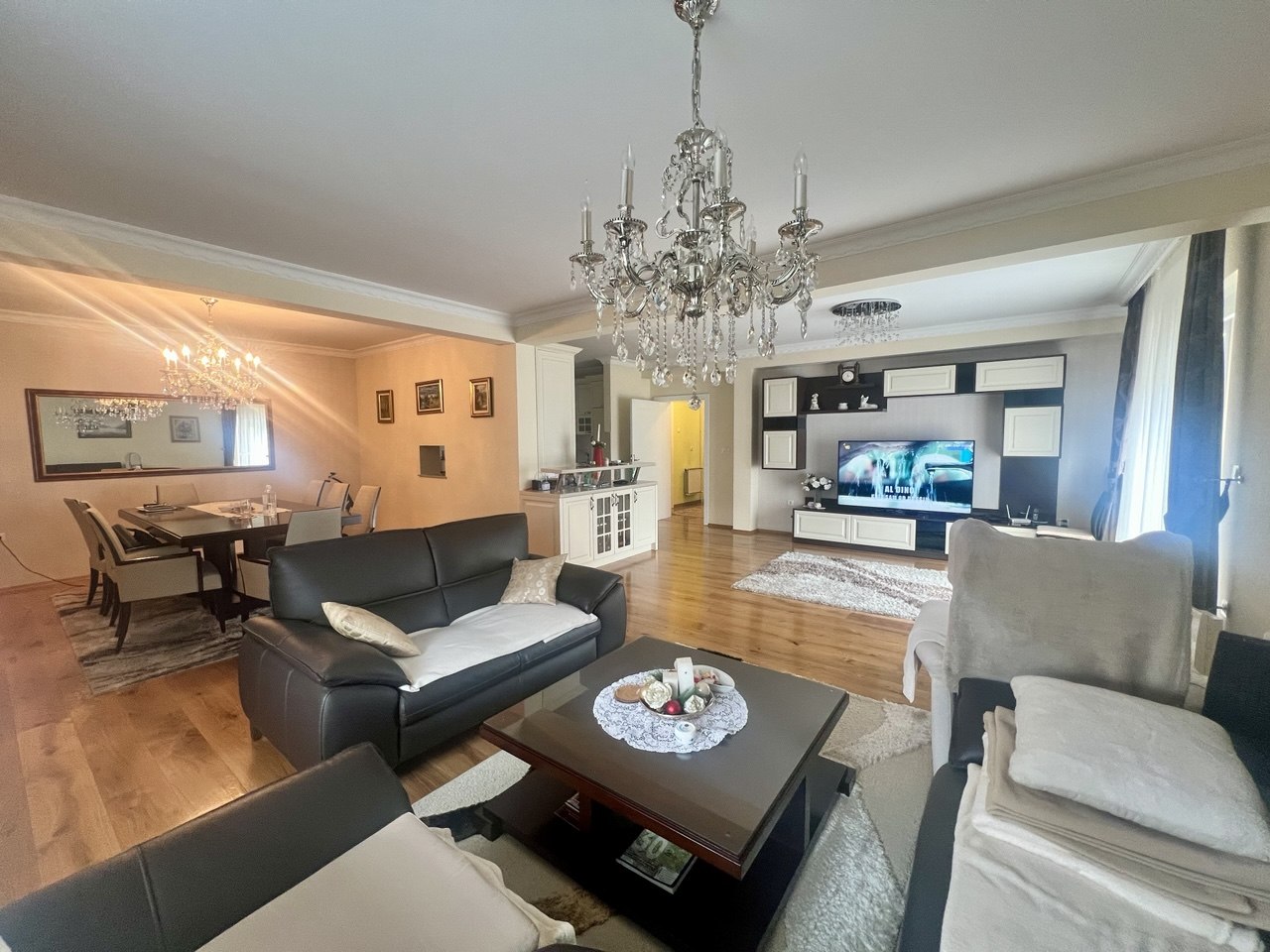 Luksuzna kuća na prodaju s pogledom na Vrbas, 260 m²