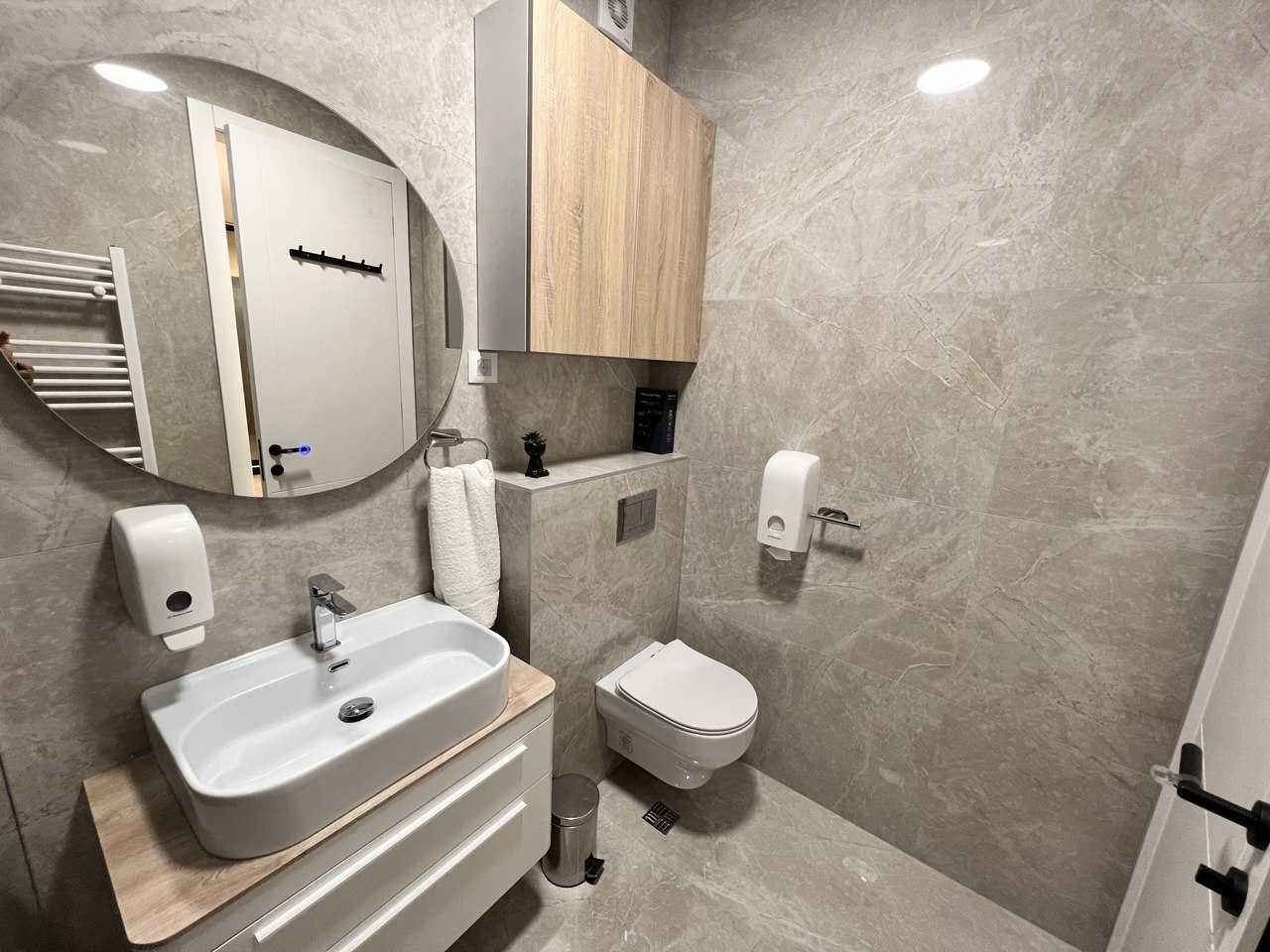 Penthouse na prodaju - pogled na Banj brdo, nov i namješten