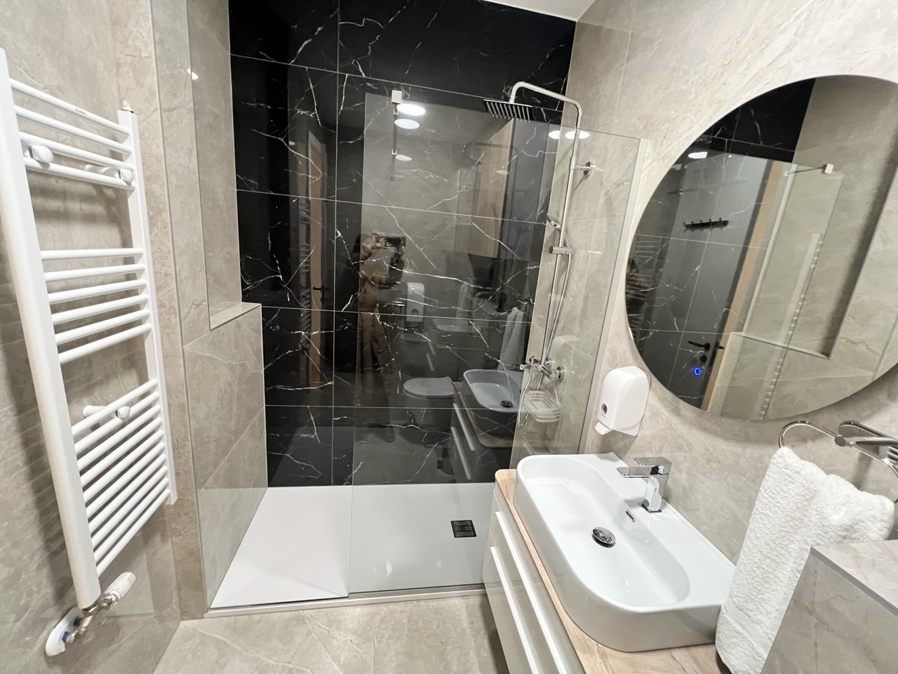 Penthouse na prodaju - pogled na Banj brdo, nov i namješten