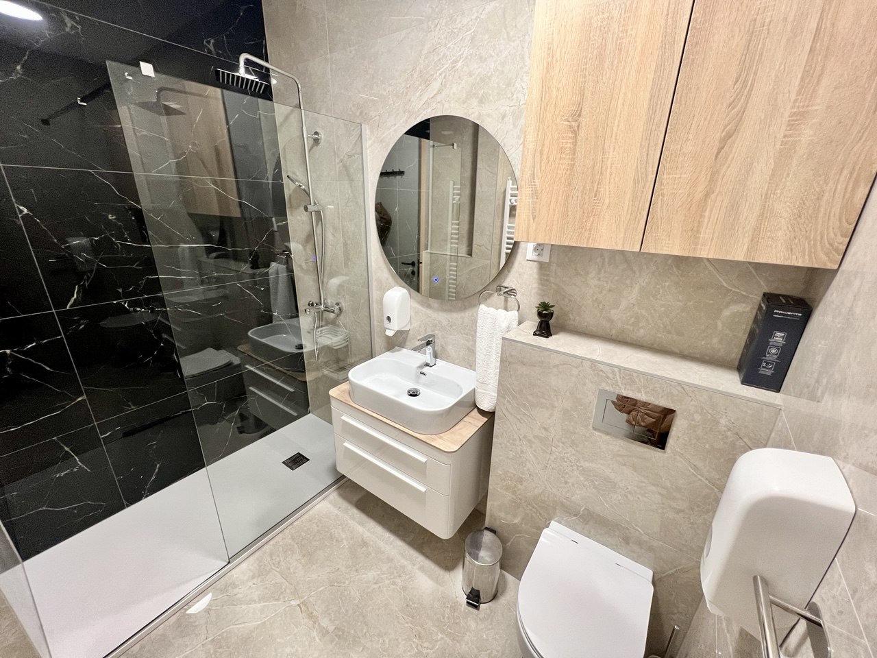 Penthouse na prodaju - pogled na Banj brdo, nov i namješten