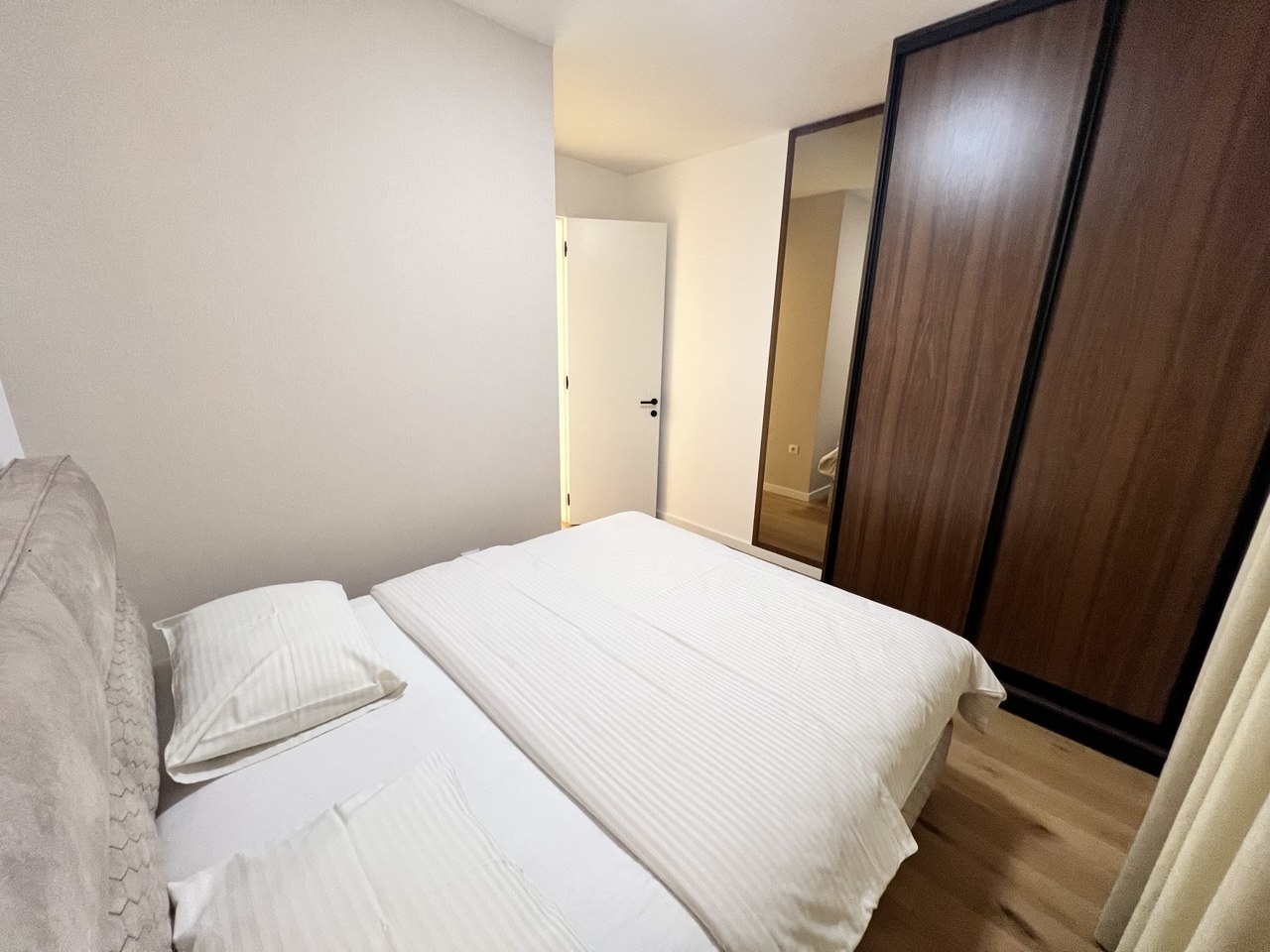 Penthouse na prodaju - pogled na Banj brdo, nov i namješten