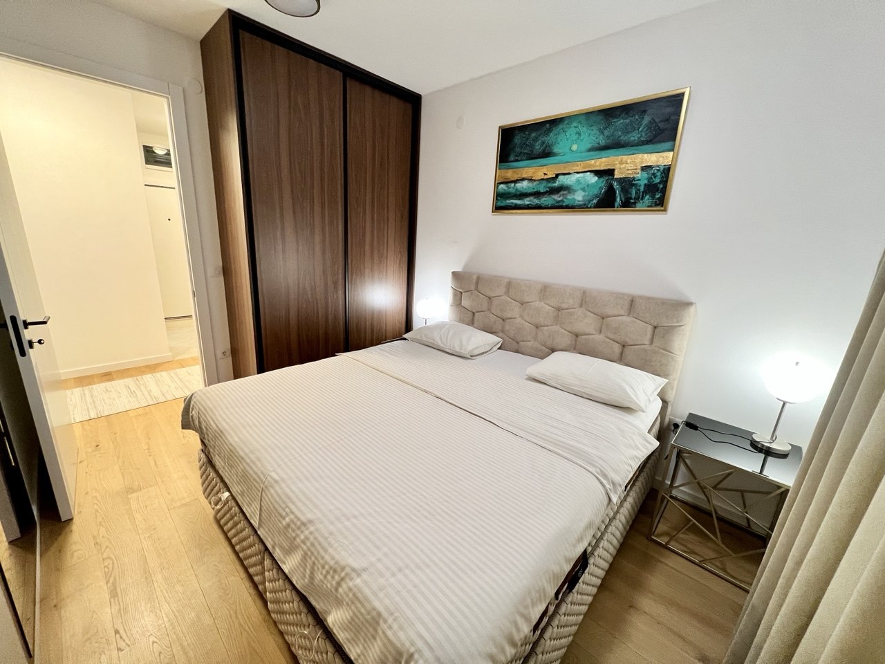 Penthouse na prodaju - pogled na Banj brdo, nov i namješten
