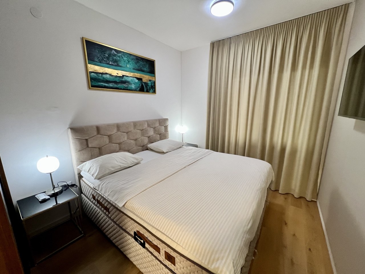 Penthouse na prodaju - pogled na Banj brdo, nov i namješten