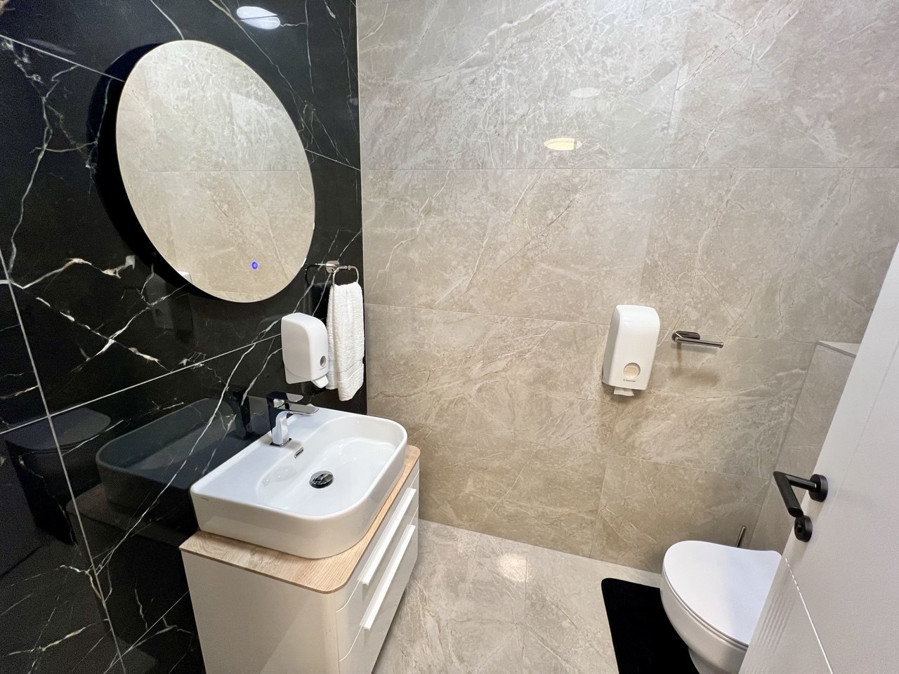 Penthouse na prodaju - pogled na Banj brdo, nov i namješten