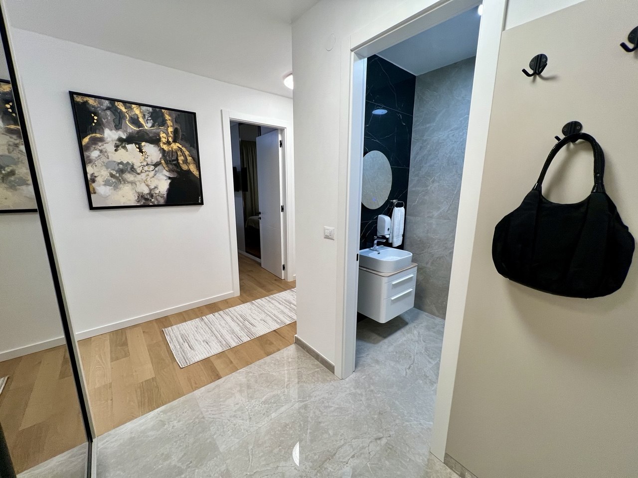 Penthouse na prodaju - pogled na Banj brdo, nov i namješten
