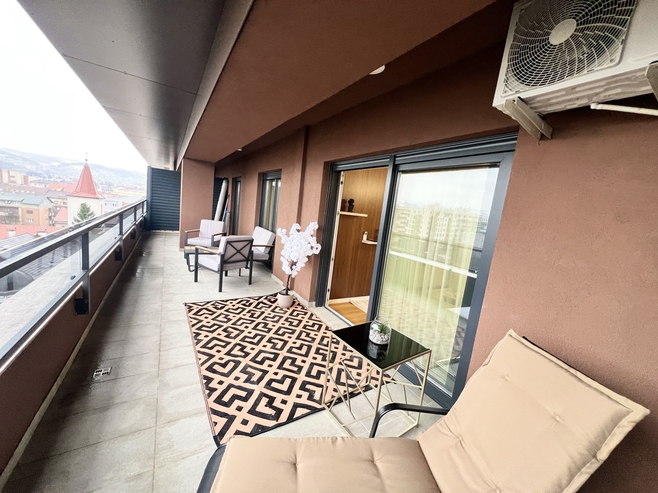 Penthouse na prodaju - pogled na Banj brdo, nov i namješten