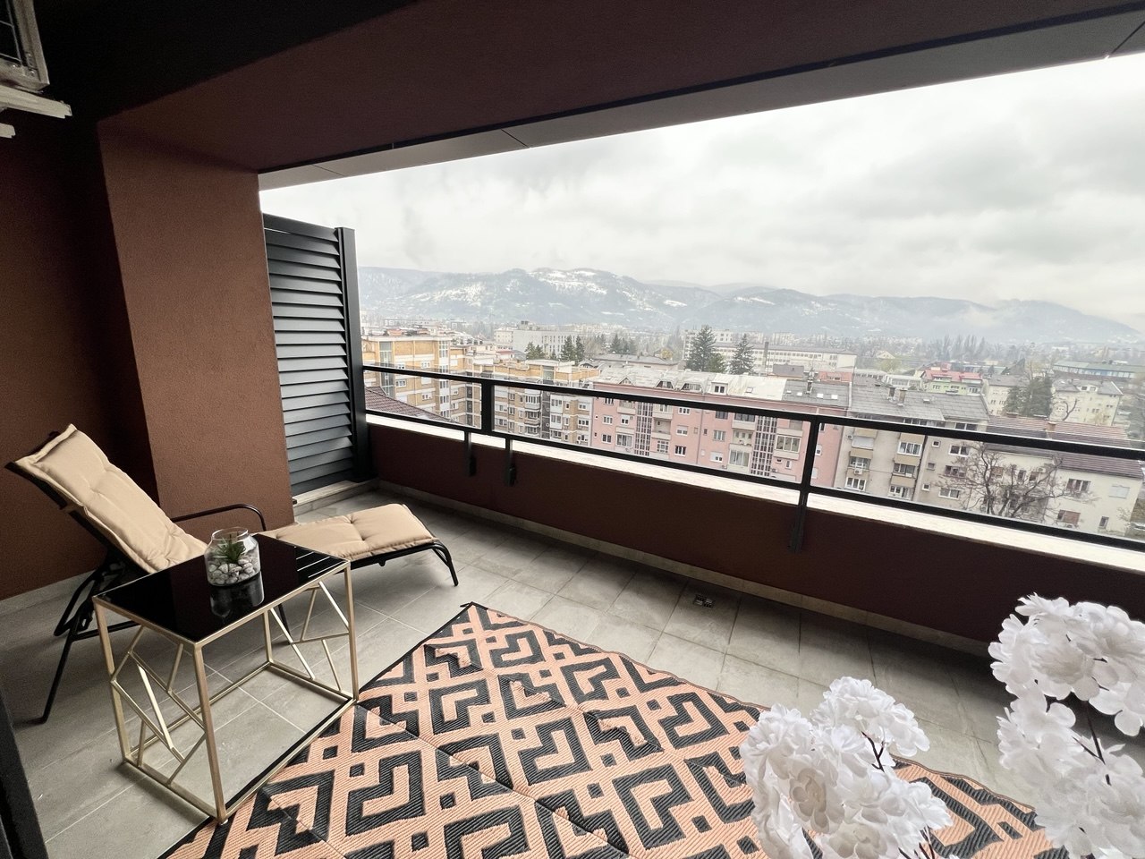 Penthouse na prodaju - pogled na Banj brdo, nov i namješten