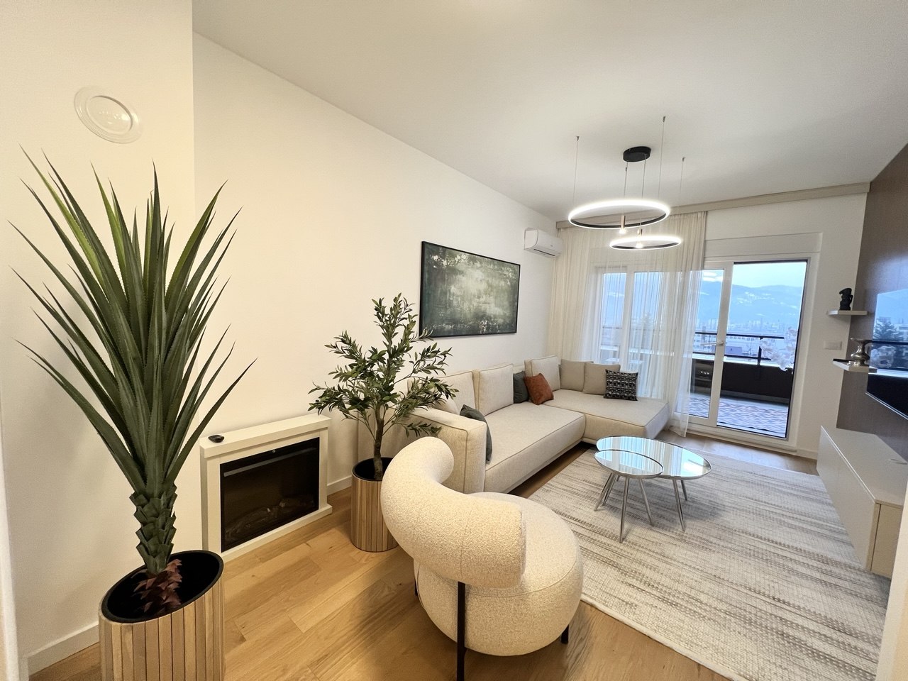 Penthouse na prodaju - pogled na Banj brdo, nov i namješten