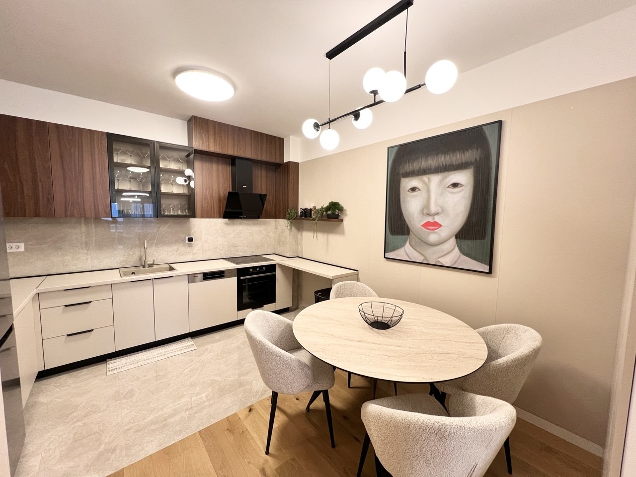 Penthouse na prodaju - pogled na Banj brdo, nov i namješten