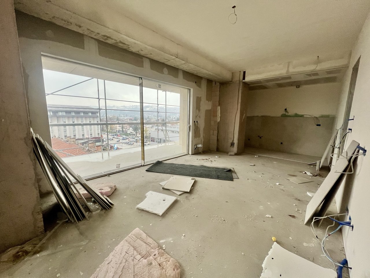 Trosoban stan na prodaju – pogled na Hram, Bijeli dvor, 85 m²