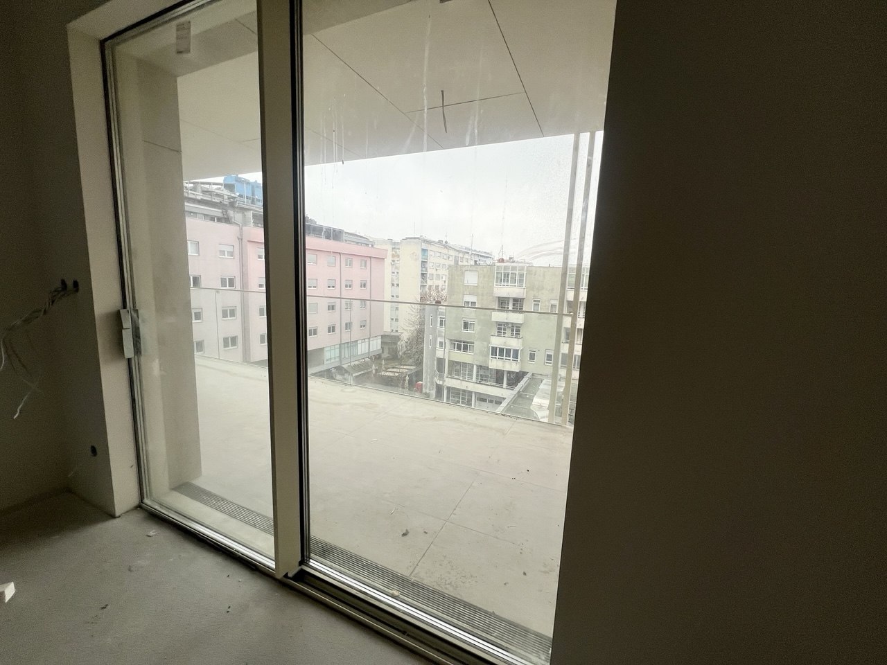 Trosoban stan na prodaju – Bijeli dvor, pogled na Bulevar, 91 m²