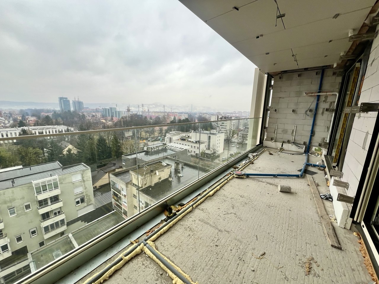 Trosoban stan na prodaju – Bijeli dvor, pogled na Bulevar, 91 m²