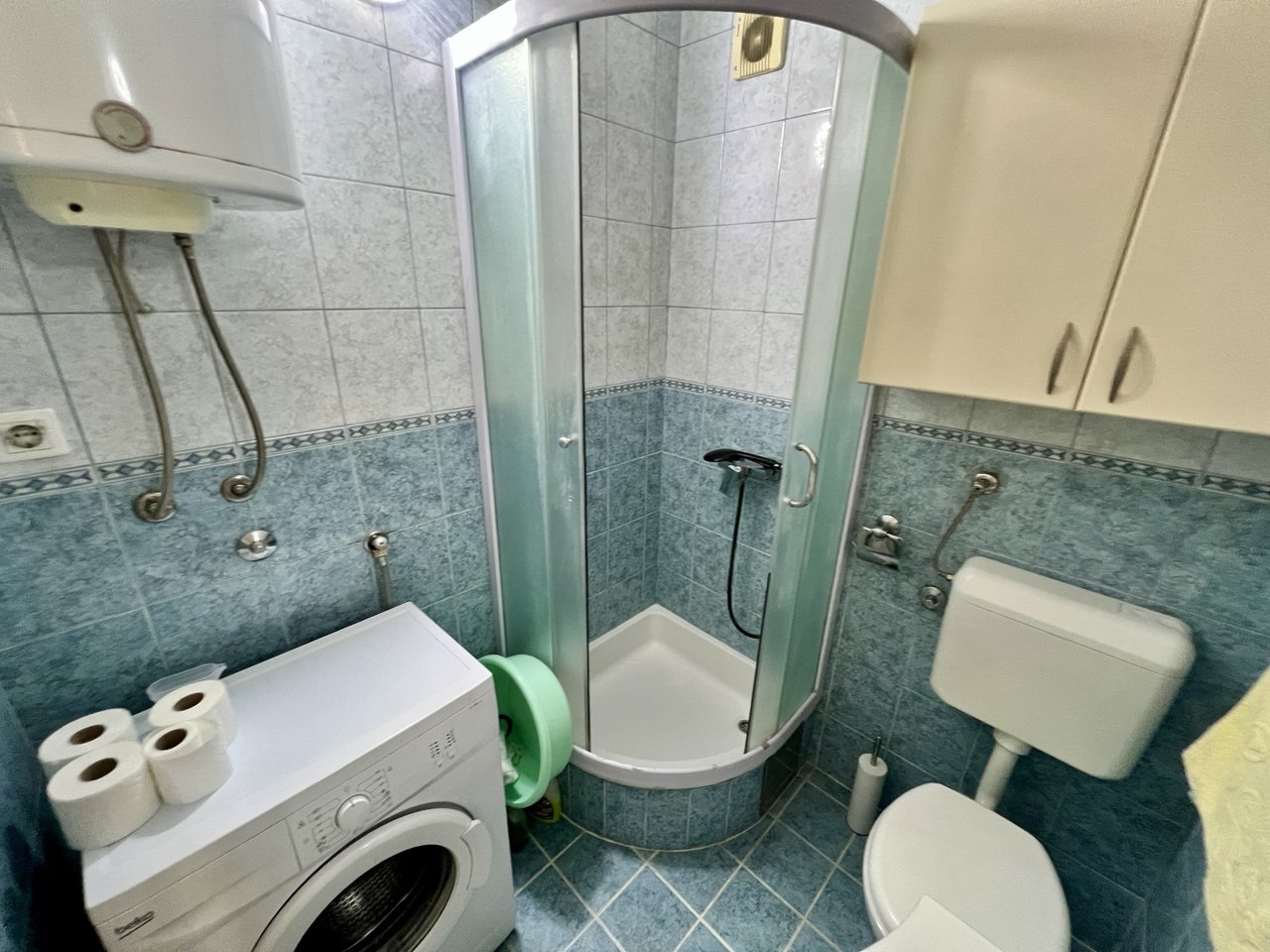 Trosoban stan za izdavanje - centar, blizina Gimnazije