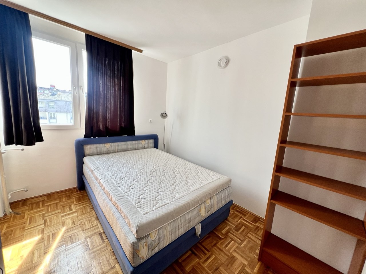 Trosoban stan za izdavanje - centar, blizina Gimnazije