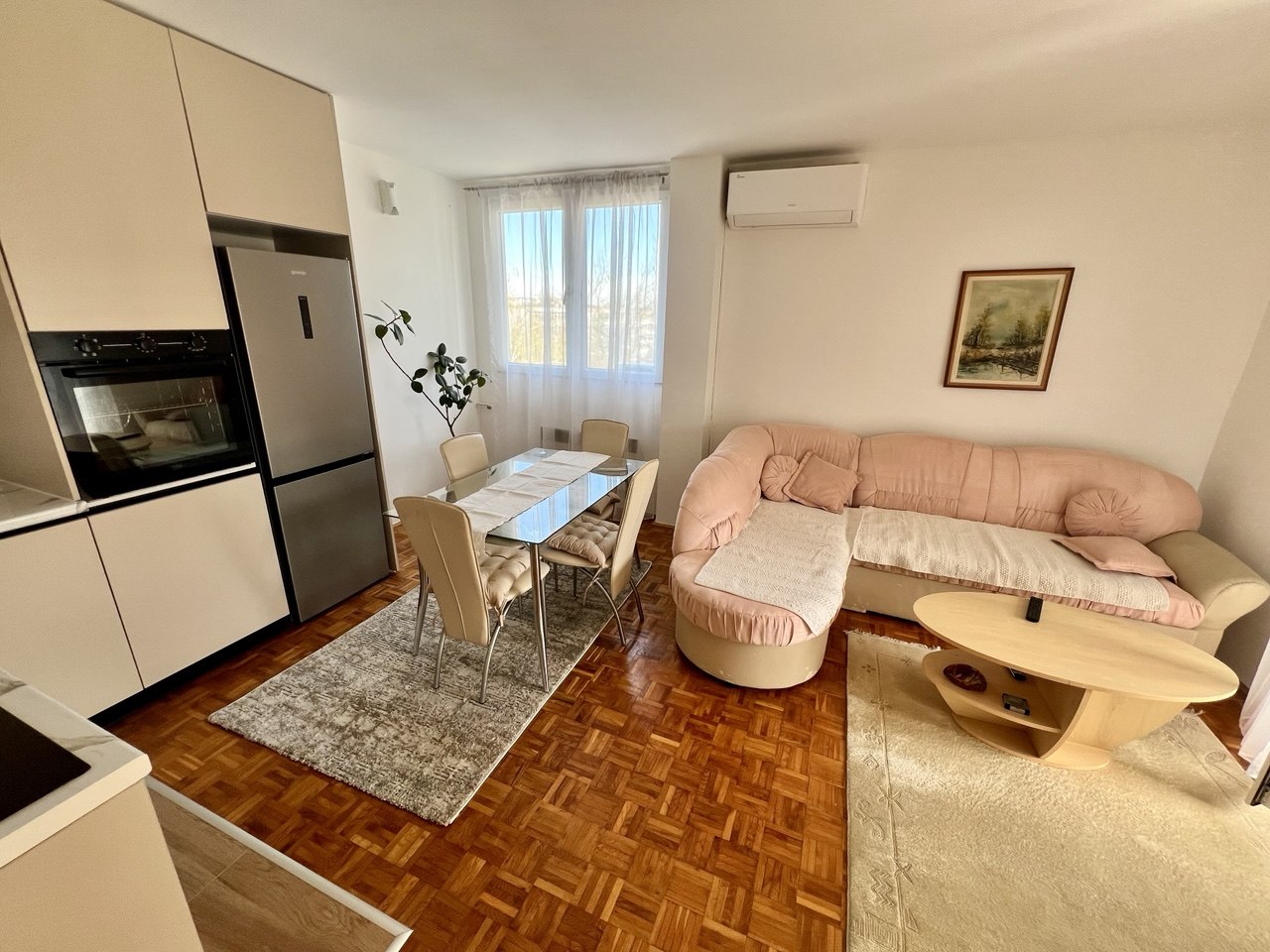 Trosoban stan za izdavanje - centar, blizina Gimnazije