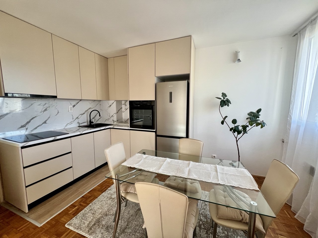 Trosoban stan za izdavanje - centar, blizina Gimnazije