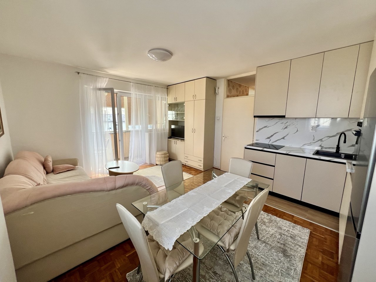 Trosoban stan za izdavanje - centar, blizina Gimnazije