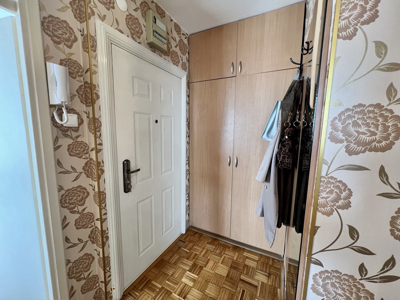 Trosoban stan za izdavanje - centar, blizina Gimnazije