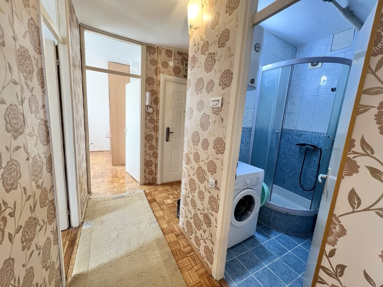 Trosoban stan za izdavanje - centar, blizina Gimnazije