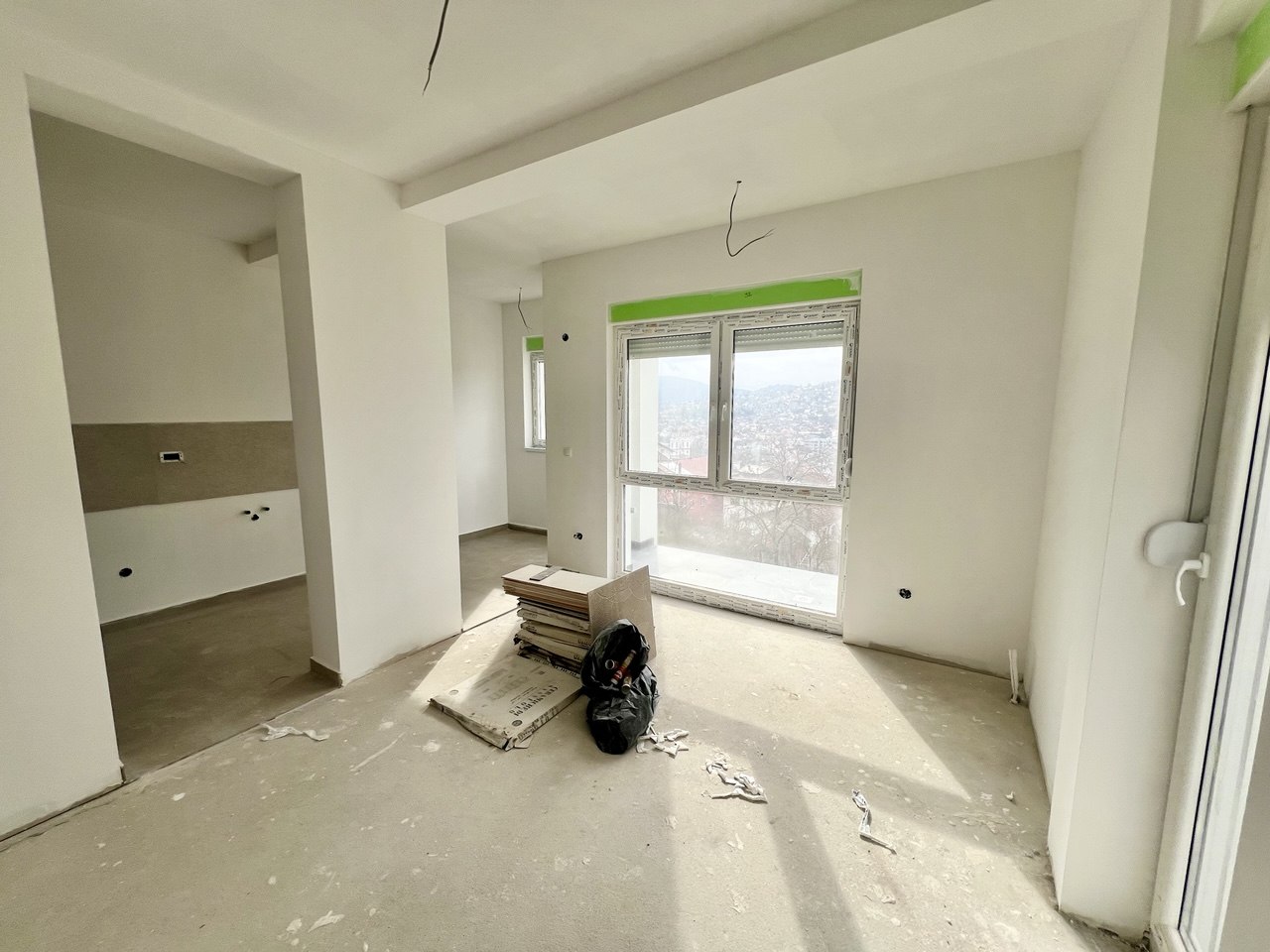 Prostran dvosoban stan sa velikom terasom