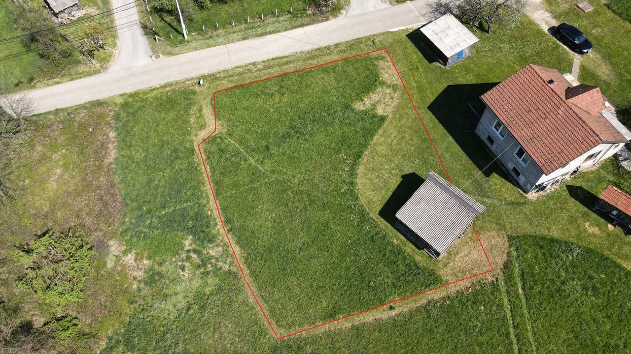 Građevinsko zemljište na prodaju Česma – 693 m², pogled na grad