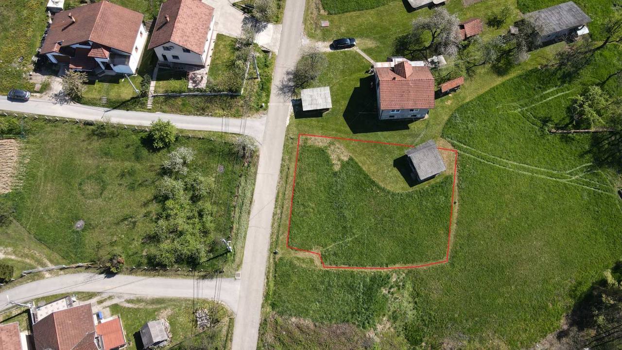 Građevinsko zemljište na prodaju Česma – 693 m², pogled na grad