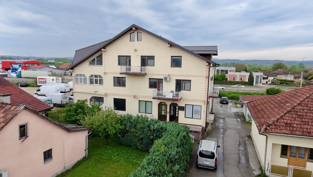 Stambeno-poslovni objekat 1.200 m² + kuća na prodaju Trn, 2.200 m² placa