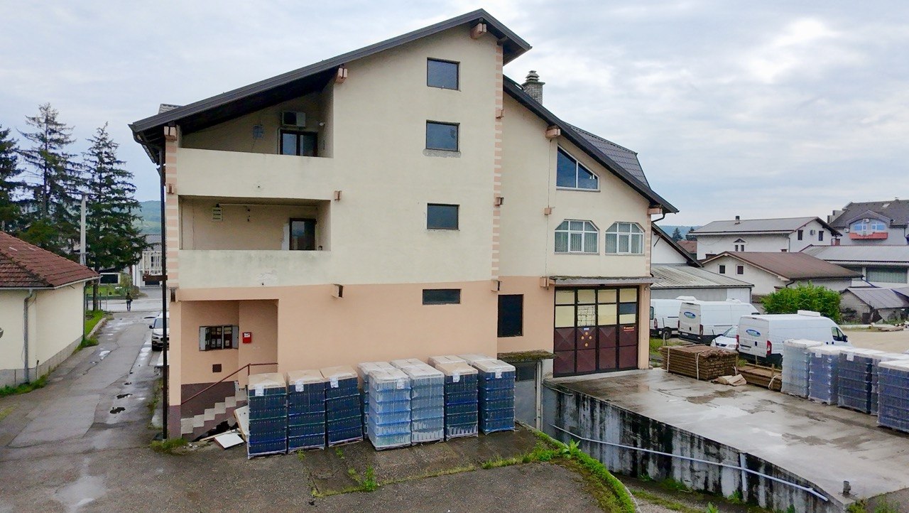 Stambeno-poslovni objekat 1.200 m² + kuća na prodaju Trn, 2.200 m² placa
