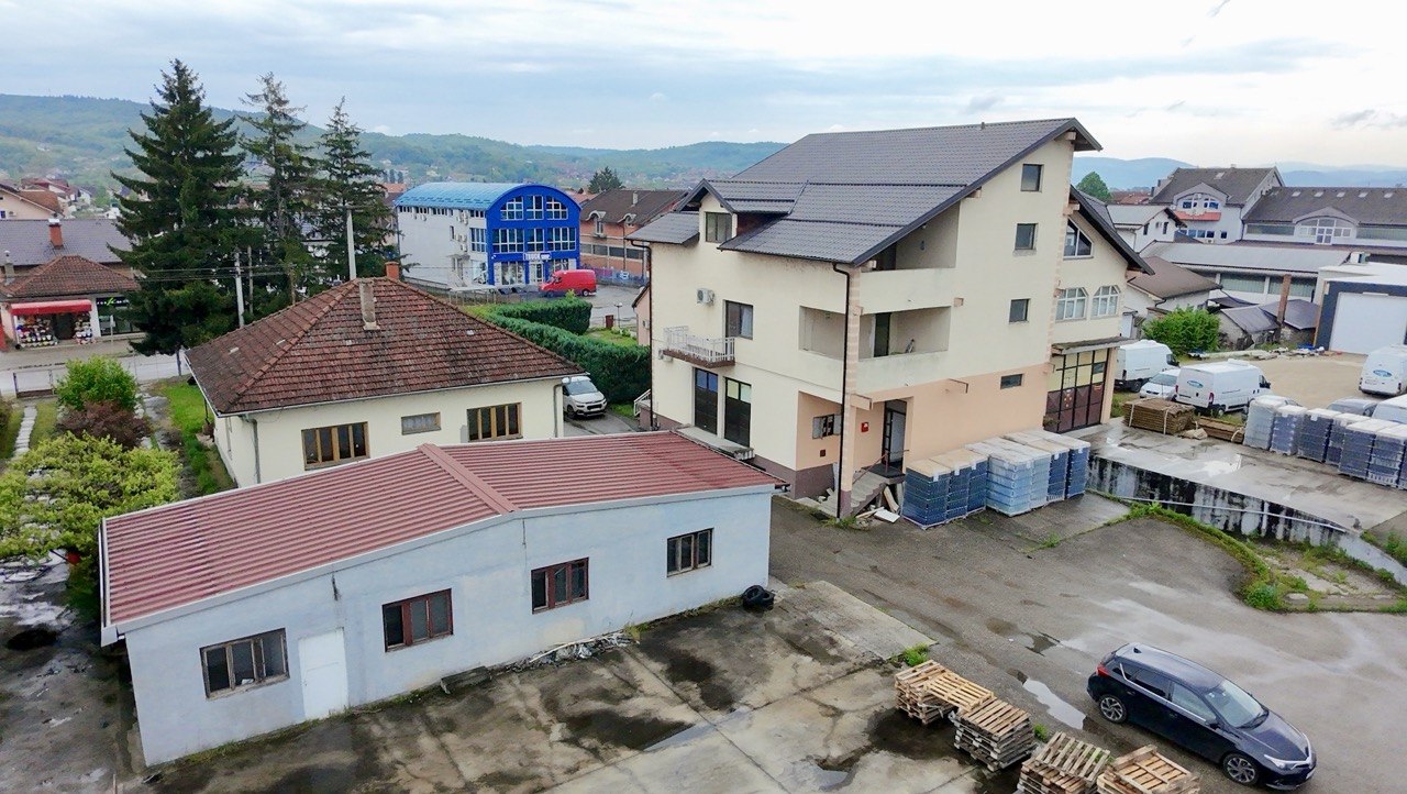Stambeno-poslovni objekat 1.200 m² + kuća na prodaju Trn, 2.200 m² placa