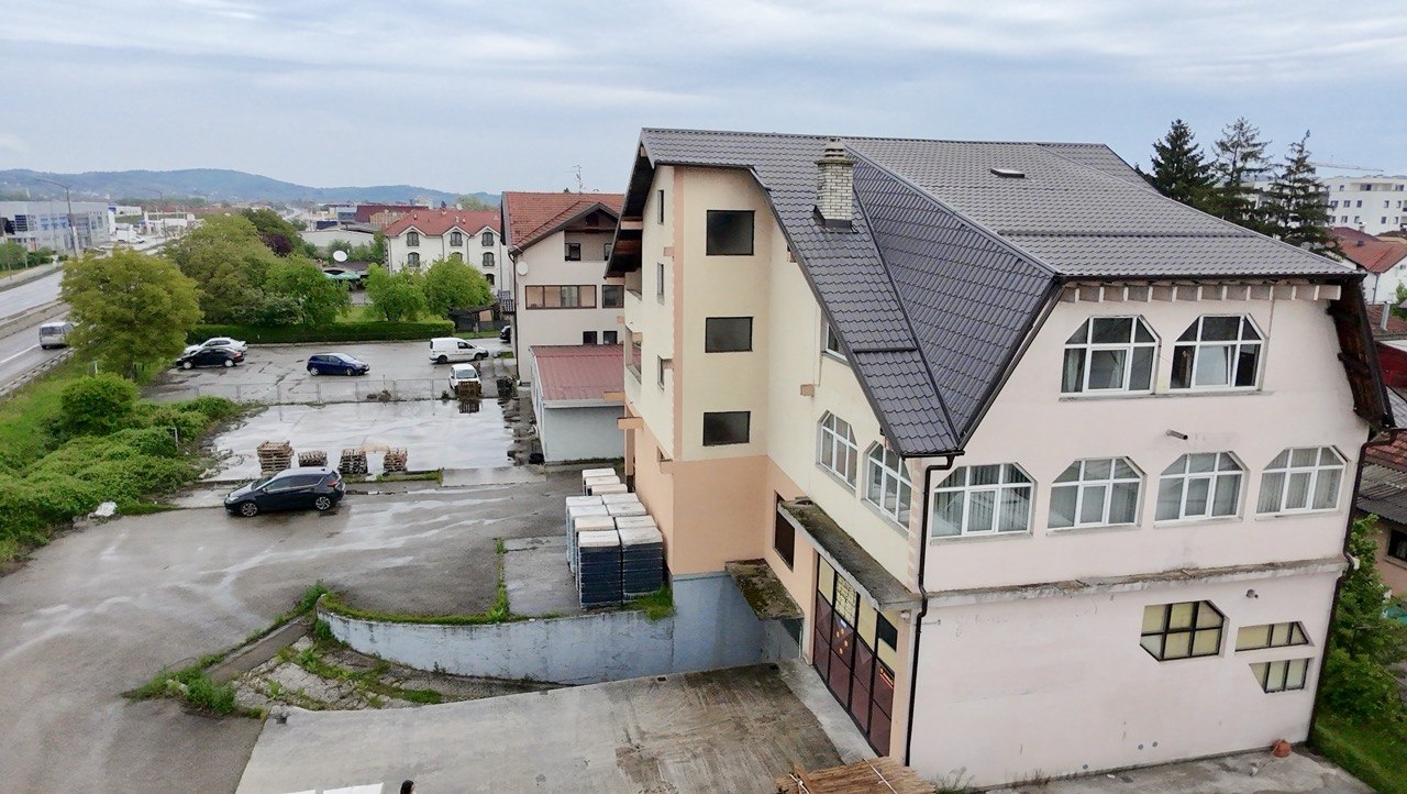 Stambeno-poslovni objekat 1.200 m² + kuća na prodaju Trn, 2.200 m² placa