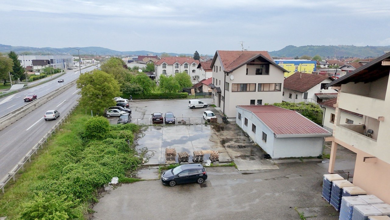 Stambeno-poslovni objekat 1.200 m² + kuća na prodaju Trn, 2.200 m² placa