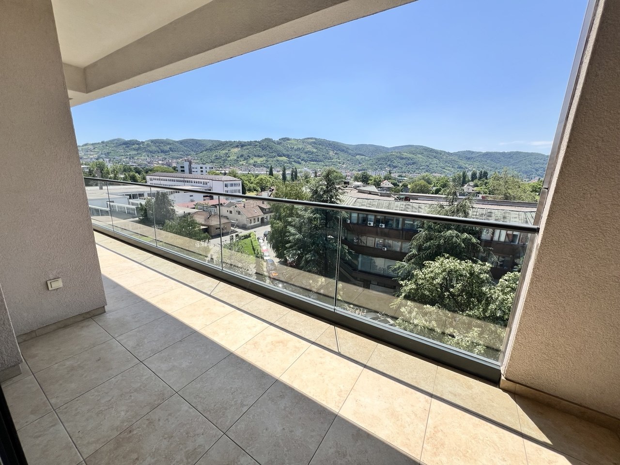 Luksuzan stan za izdavanje Jevrejska, 103 m², panormski pogled
