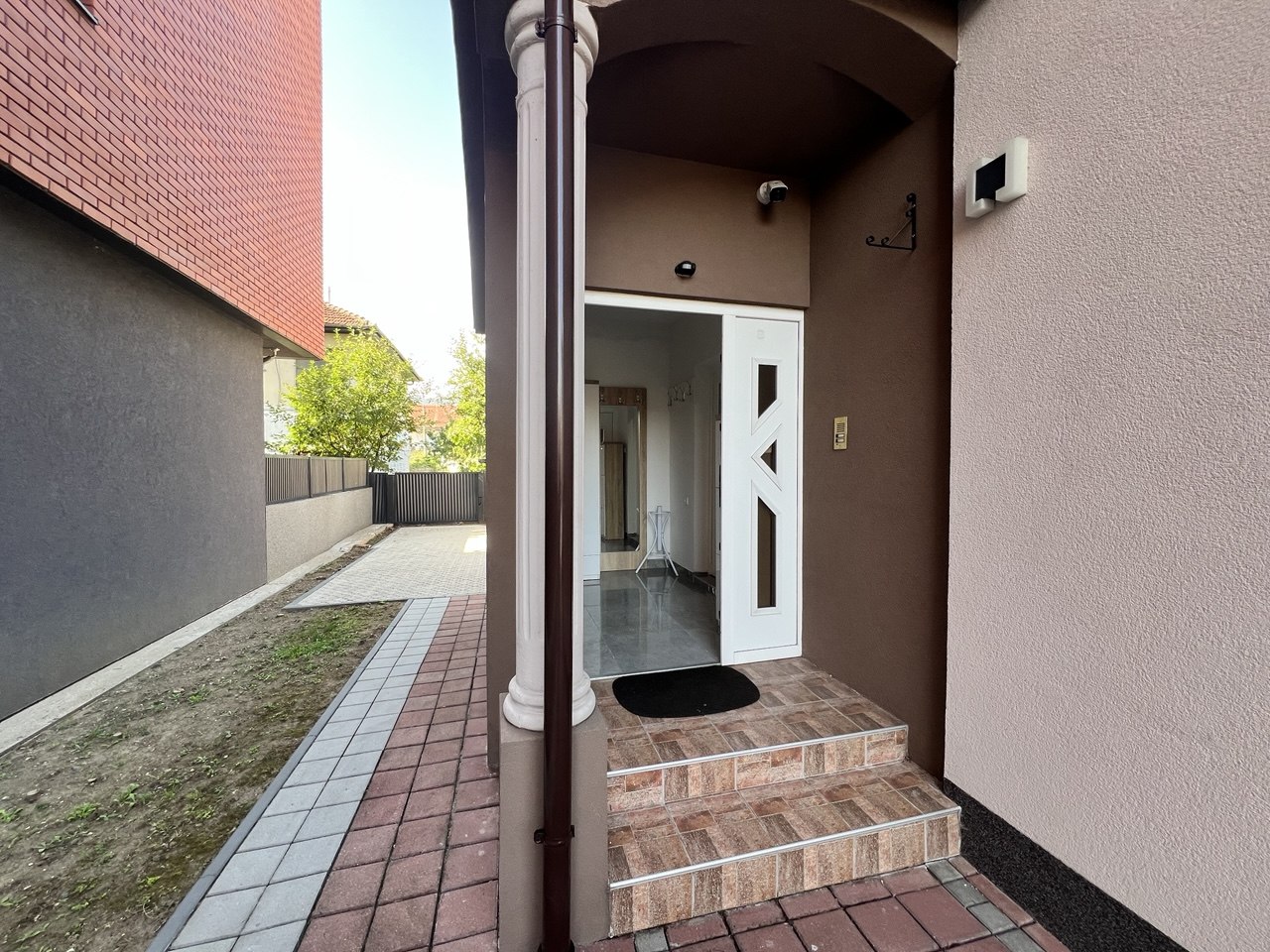 Kuća za izdavanje 180 m² Banja Luka, garaža i dvorište