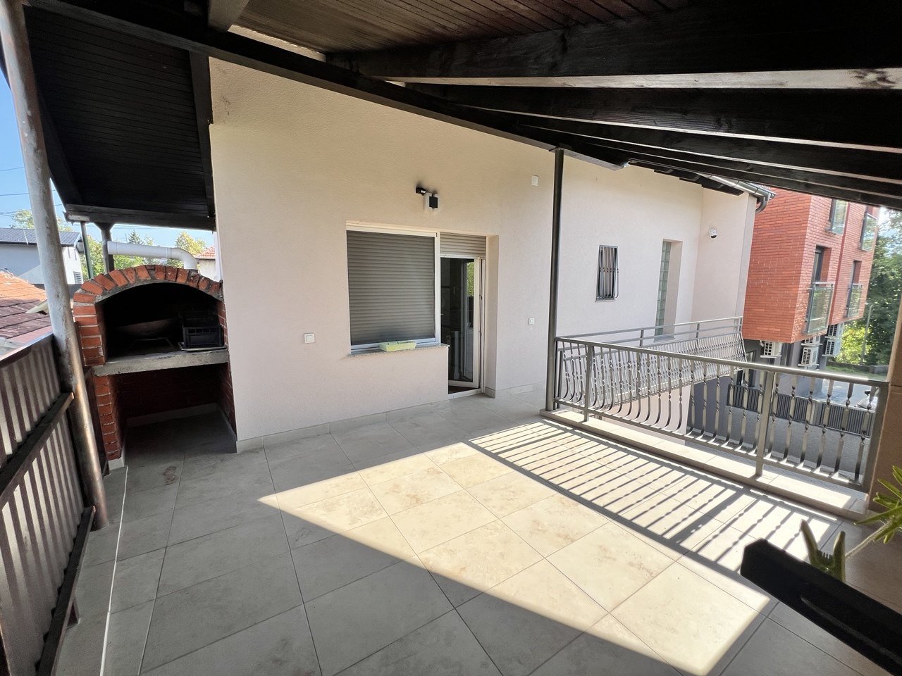 Kuća za izdavanje 180 m² Banja Luka, garaža i dvorište