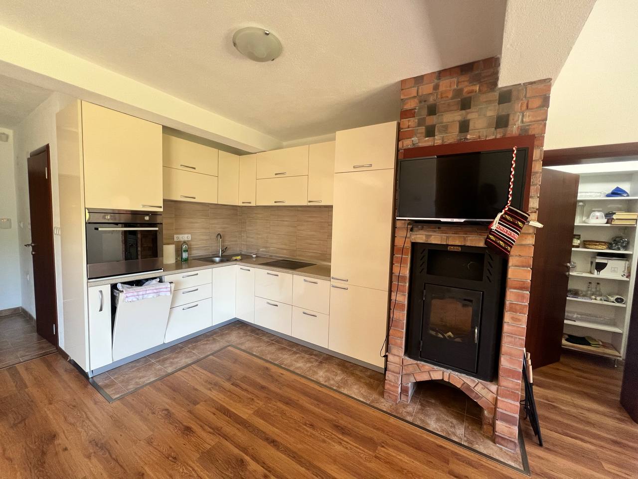 Imanje sa kućom i voćnjakom na prodaju 2.600 m² Kadinjani, Laktasi