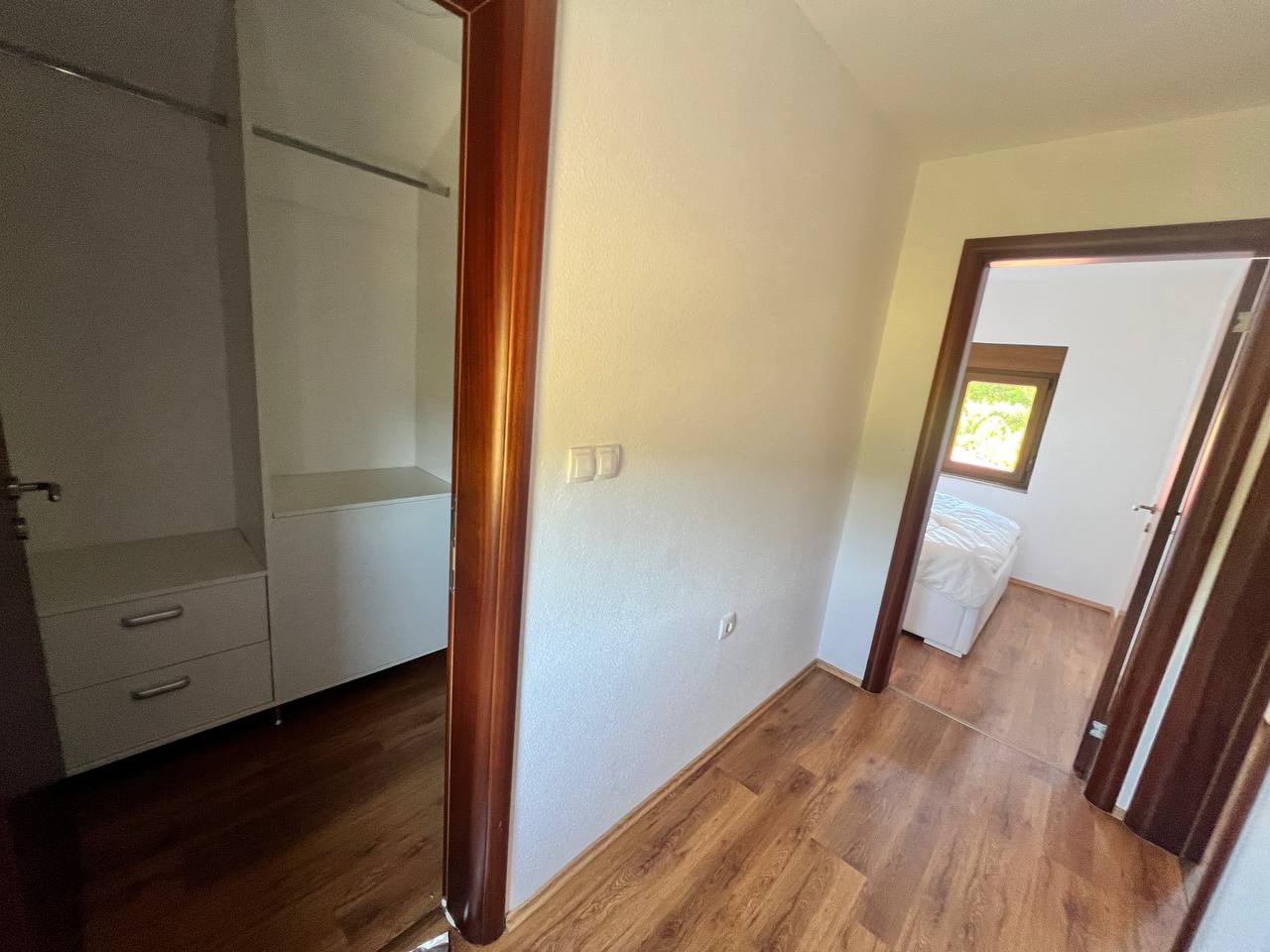Imanje sa kućom i voćnjakom na prodaju 2.600 m² Kadinjani, Laktasi